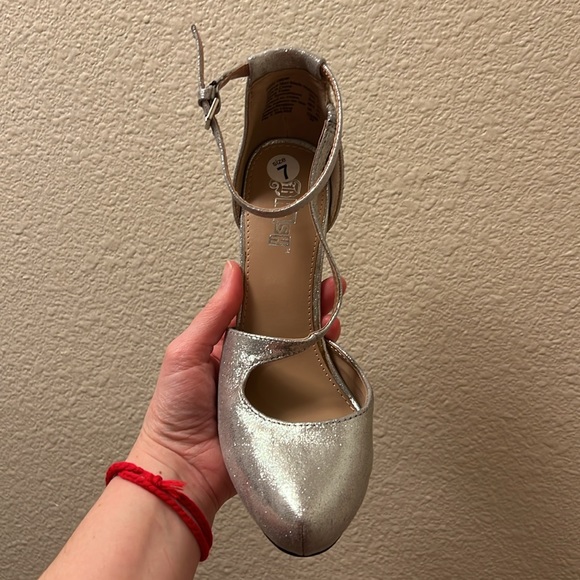 BRASH Shimmering Silver High Heels Size 7 Ankle Strap and Cross Over Strap - Picture 3 of 13